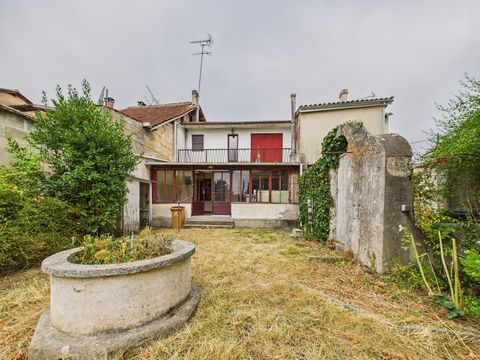 Maison de ville, trois chambres avec jardin et dépendance – Centre de Guîtres