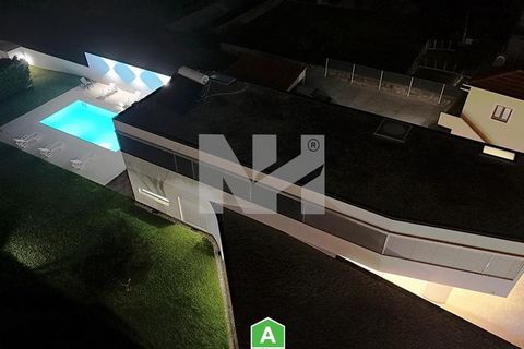 NHPT20905 VERKAUF | VILLA | T4 | VILA DO CONDE Er hat gerade seine Heimat gefunden. Ein exklusives, einzigartiges, raffiniertes, minimalistisches Anwesen, auch in seinem Bild, das sich durch die Einfachheit seiner großen Räume und die Verbindung zwis...