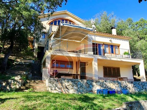 Very cozy house in the quiet town of Sant Miquel d'aro, in the middle of nature. Sant Miquel d'aro is a town that belongs to the Santa Cristina d'aro town hall. Wide views of Les Gavarres are enjoyed. The orientation of the house is to the south, whi...