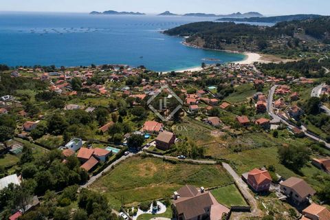 Good-sized corner plot measuring a total of 2,200m² facing southwest on a small hill in Cangas Pontevedra. The plot is easily accessible via main local roads, situated in a quiet and private setting surrounded by green spaces. It is just a 5-minute d...