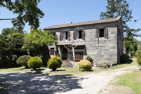 Esta fantástica casa de campo de piedra gallega se ubica a poca distancia en coche del centro de la ciudad de Pontevedra, cerca de las carreteras que conectan con la costa de las rías Baixas y el resto de Galicia. Se asienta sobre una extensa parcela...