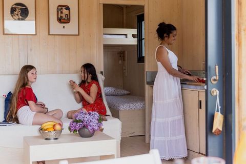 Situé à seulement 7 km d'Auray et du port historique de Saint-Goustan, l'établissement Dihan Evasion- Outdoor accommodations propose une gamme de logements uniques dans un cadre naturel. Il possède un spa avec sauna et hammam, et des massages sont di...