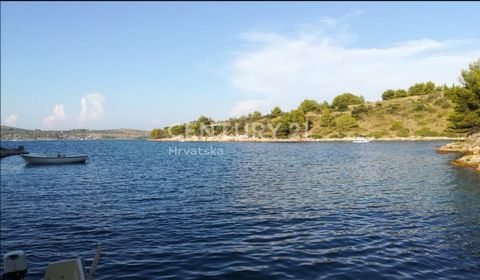 Zadar, Sali, Dugi otok, land 23,793 m2 WATERFRONT LAND, FIRST ROW TO THE SEA! This spectacular land parcel is located on the seafront in a peaceful bay inlet and has uninterrupted sea views. A stunning location first row to the sea. The land parcel h...