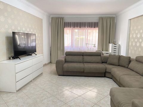 I present you this apartment of typology T2 with 123m2, located in a quiet area close to services and shops, basic school of the 2nd and 3rd cycle Aristides de Sousa Mendes and great access, in Póvoa de Santa Iria. With plenty of light, since it is o...