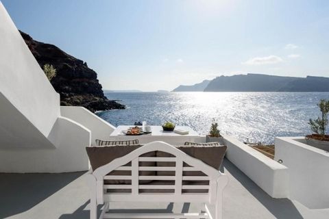 For Sale Hotel, Santorini-Oia ,Ammoudi 285sq.m , 7 rooms ,3 level/s ,8 bath/s , 1990 built year , features: Balconies, For Investment, Bright, AirConditioning, Painted , view :Sea view ,  price: 3.000.000€ Features: - Balcony - Air Conditioning
