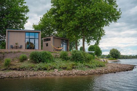 Deze geweldige Tiny Houses zijn gelegen aan het einde van een zogeheten landtong en hebben daardoor fantastisch uitzicht over het water. De accommodaties zelf zijn ook van zeer hoge kwaliteit. Want hoewel de ruimte beperkt is, hoeft u niet in te leve...