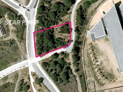 At STAR PROP, the leading real estate agency in Llançà, we are excited to present you with an incredible investment opportunity: a spectacular buildable plot located in the center of this beautiful town. With a team of expert advisors at your disposa...