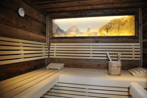 Dit fantastische chalet op een idyllische locatie in Wagrain laat niets te wensen over. Gezinnen met kinderen kunnen hier een zorgeloze vakantie doorbrengen in een droomachtige omgeving. Met een gezellige moderne/alpine inrichting, een sauna en een p...
