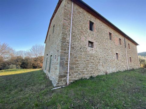 CIVITELLA IN VAL DI CHIANA (AR): Independent stone farmhouse of 330 sqm on two levels, composed of: * ground floor: three rooms used as former stable, room used as warehouse and cellar with vaulted ceiling and iron beams, rustic living room with kitc...