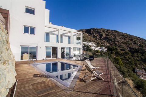 Dit gezellige vakantiehuis ligt in Rosas, Costa Brava, in de provincie Gerona, Catalonia. Rosas ligt aan de noordkust van de Golf van Rosas, ten zuiden van Cape Creus. De villa ligt in een mooie woonwijk vlak naast de zee, 2 km van het zandstrand, 2 ...