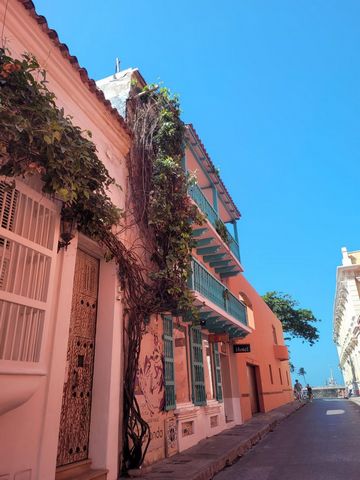 Imóvel extraordinário com operação hoteleira atual até 2027 e com possibilidade de retomada imediata para desenvolvimento de alto nível, com localização privilegiada no centro murado de Cartagena. Features: - Balcony - Terrace