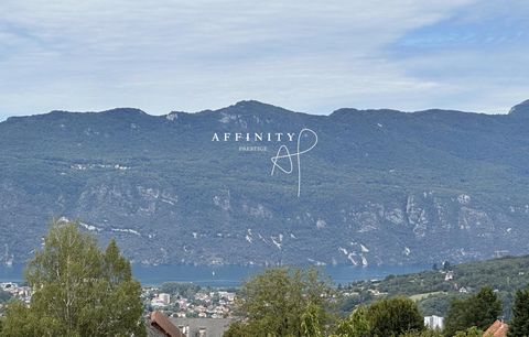 Gelegen in een zeer gewilde wijk van Pugny-Chatenod in de buurt van Aix-les-Bains, zal dit prachtige pand met een oppervlakte van 490 m2 u verleiden met zijn volumes en zijn adembenemende uitzicht op het meer van Bourget en de bergen. Land van 2093 m...