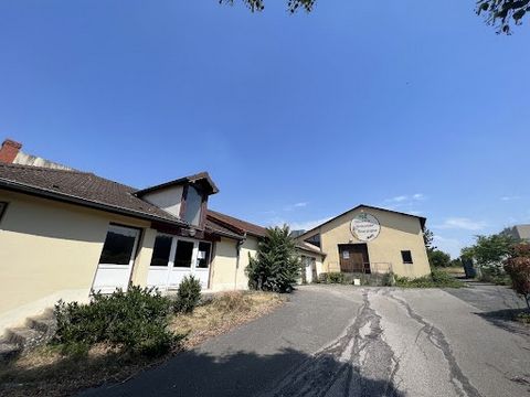 In the center of Chagny, housing complex comprising: a 5-room house with garage. An independent building with office, kitchenette, toilet block, two large rooms. A vast winery. An open shed. All on more than 3000 m2 of enclosed land.
