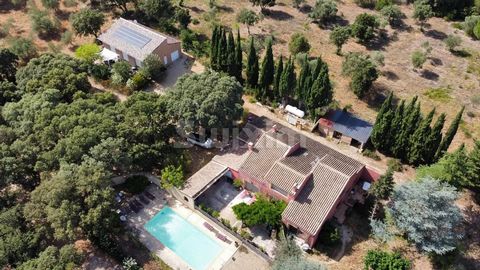 Réf 701DW: Exceptional location on the outskirts of Montpellier for this estate to be used as a gîte or family home. A surface area of 450 m2 with an architect-designed house with 9 rooms divided into 2 independent dwellings, offering numerous possib...