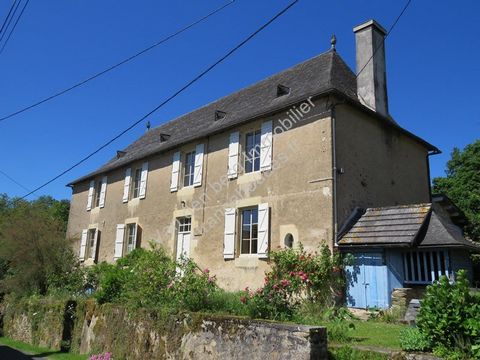 Bordering Corrèze and Dordogne a superb gentleman of 1891 decorated by a large barn, a well and bread oven and enjoying a courtyard and a beautiful park of 4352 m². This large house ( 250 m²) has been deeply restored. The facades, the windows, the ro...