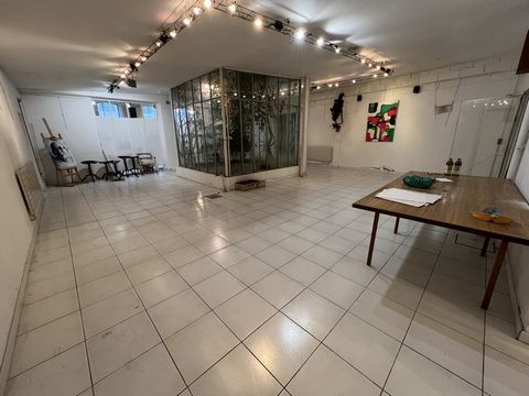 Idéalement situé dans le centre ville de Pau, Libre Immo est ravi de vous proposer cet immeuble offrant une superficie généreuse de 361 m2 qui peut être transformée en une variété d'utilisations, que ce soit pour une résidence privée, un espace comme...
