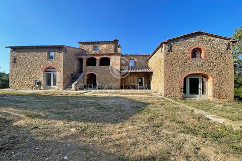 Charming farmhouse in the rough, composed of main house of approximately 540 sqm, dependance of 228 sqm for a total of 8 bedrooms, 10 bathrooms and land of approximately 3.7ha. Not far from the delightful village of Monte San Savino, Arezzo, we find ...