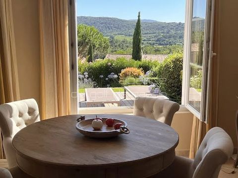 Charming golfer's house with a magnificent view, furnished. It consists of: living room/dining room, opened kitchen, 1 master bedroom with en suite bathroom, 1 double bedroom with en suite bathroom, 1 double bedroom and 1 small bedroom which are shar...