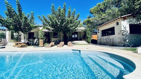 Vaucluse. Lourmarin. At the foot of the Luberon. 45 minutes from Aix en Provence and its TGV station. The John Taylor agency in Lourmarin offers for sale in the charming village of Lourmarin this delightful villa of 140 m2 built in 1977 and completel...