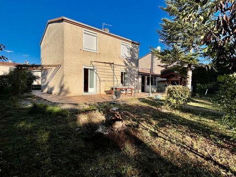 Summary A perfectly habitable house of 105 m2 house with a basement on land of 540 m2. Location Close to Agen with all its amenities and motorway access but situated in a quiet in a residential area Interior The separate kitchen and its comfortable l...