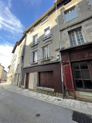 Located in the heart of the city center of Saint-Léonard-de-Noblat, 25 minutes from Limoges, stone house coming with on the ground floor: entrance, living room and boiler room leading to a vaulted cellar. Beautiful wooden staircase. Toilets on the ha...