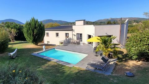 5 minutes from Foix, in the Barguillere valley, this architect-designed house built in 2010 offers luxury services. With its 234 m² of living space, this property consists of a main living area on the garden level and an apartment (connected) on the ...