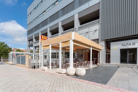 We offer you the opportunity to buy a full-fledged restaurant with a long history in the area of Las Tablas, Madrid, specifically in Calle Isabel de Colbrand nº10, close to large companies that provide a wide clientele. A proven business and therefor...