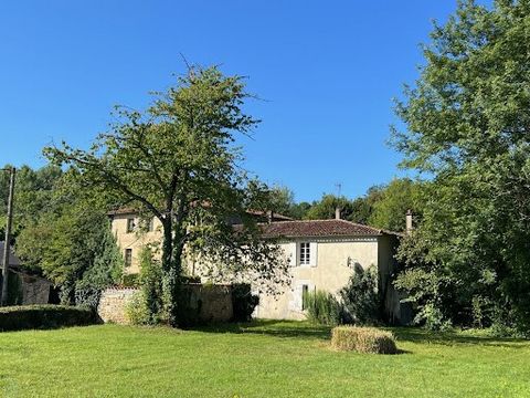 This property is a revelation for anyone who encounters it! And for lovers of Sevre Niortaise. We are really in Saint Maixent L'Ecole, a five-minute walk from its TGV station and its historic center. 15 minutes by car from Niort or 35 minutes from Po...