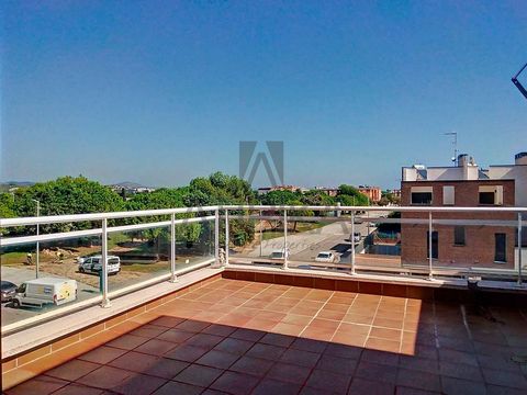 This fantastic townhouse is located in the best area of Cubelles, just 100 meters from the beach and surrounded by green areas. This spacious house consists of three living floors and an underground floor dedicated to parking, with space for two cars...