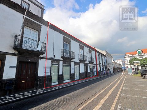 Grand bâtiment (bâtiment urbain) à vendre, avec 543 m2 de surface de construction, composé de 3 étages, destiné au LOGEMENT et au COMMERCE, situé dans le centre historique de la ville de Ponta Delgada, paroisse de São José, bénéficiant ainsi d'un emp...