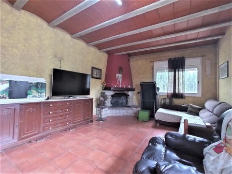 Rustic property with about six hectares of land in Montbrió del Camp, on the way to Vinyols i els Arcs. The 100m2 house is located at the end closest to the road where it is accessed and is distributed between two double bedrooms, a bathroom, open pl...