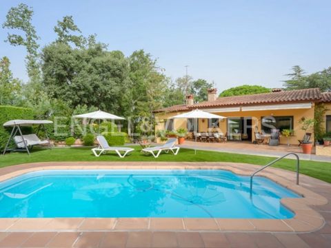 Außergewöhnliche Villa mit Privatem Pool In einer Umgebung von außergewöhnlicher Schönheit und Ruhe präsentieren wir dieses prächtige Chalet, das sich perfekt in der renommierten Urbanisation Can Carbonell in Caldes de Malavella befindet, nur 15 Kilo...