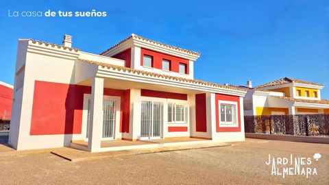 Corporación Inmobiliaria Lorca verkauft diese großartige freistehende Villa, die sich in der Urbanisation Jardines de la Almenara befindet, einer kürzlich gebauten Entwicklung. Diese Immobilie entspricht dem Lavendel-Haustyp, es ist ein Erdgeschossha...