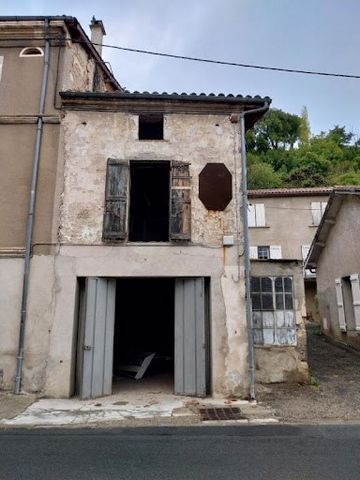 Michel CUNY offers for sale a house of 106.93m2 of usable space, on 3 levels. Budget 29,500 euros agency fees included to be paid by the seller. Located in the centre of the village, you will have in the immediate vicinity a train station, a police s...