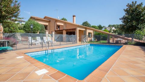 Villa Els Cipresos est située dans le quartier résidentiel Puigventos, à 7 km du centre de Lloret de Mar et à 8 km de la plage. Le complexe dispose d'un club privé excellent, avec un court de tennis, des balançoires pour les enfants, une piscine et d...