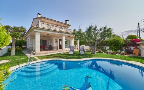 Villa of 207 m² built on a plot of 426 m² and 400 m from the beach, in Mas Mel, Calafell.   Bright villa with living room with fireplace and independent equipped kitchen with access to the garden and pool.   It consists of 5 double bedrooms, two with...