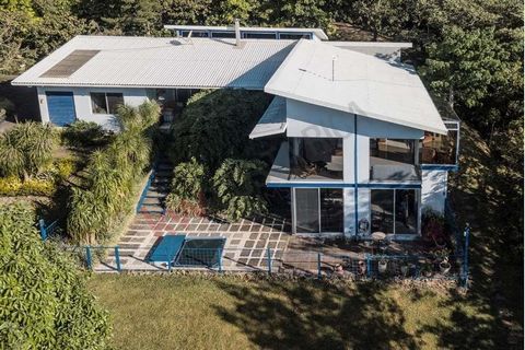 INGLÉS: House for sale located in a beautiful area of the Poás and Barva Volcano, Alajuela, Grecia, San José. This excellent property surrounded by exuberant nature is located in the Province of Alajuela, Canton of Grecia, District of San José. A pri...