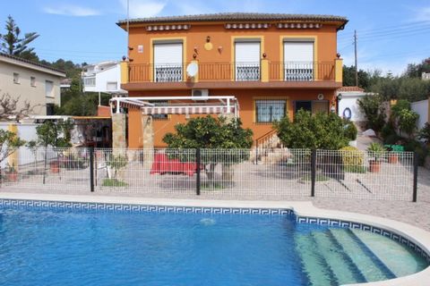 Spacious villa of 220 m2 with private pool and UNFURNISHED. It has 7 bedrooms, 2 bathrooms, 2 living rooms of 30 m2 each, kitchen of 25 m2, parking space, storage room, terrace of 25 m2, garden and patio. It consists of stoneware floor, heating, air ...