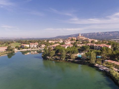 Dieses 180 Hektar große, verkehrsberuhigte Feriendorf mit Blick auf das Durance-Tal bietet Blick auf die Berge des Lubéron. Nur 30 km von Aix-en-Provence und 45 km von Avignon entfernt, ist das Feriendorf Pont-Royal ein idealer Ort, um die Provence z...