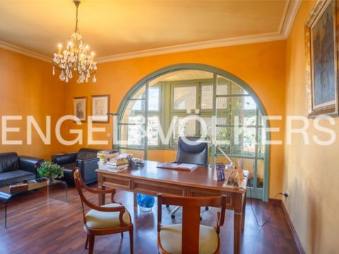 Located in the Eixample of Girona, this spacious apartment with a living area of over 185 square meters features a total of 9 rooms and 2 bathrooms. Currently, the property is configured as a law office, maintaining the structure and layout of a resi...