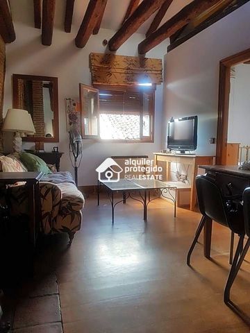 This flat is at Calle Juan Bravo, 40001, Segovia, Segovia, on floor 3. It is a flat that has 66 m2 and has 2 rooms and 2 bathrooms. It includes ático, equipped kitchen, furnished, electric heat, luminous, outside and floating floor. Features: - Furni...