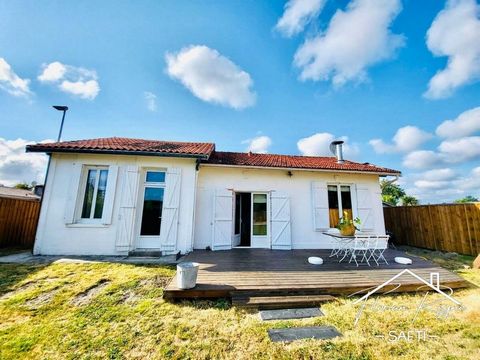 Come and discover this charming single-storey house of 89 m², including a large living room, 2 bedrooms, a kitchen, a bathroom and a toilet, nestled on a charming plot of 967 m² still offering numerous possibilities for extensions. This property is d...
