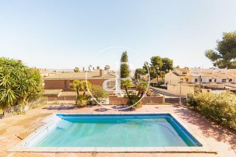 604 sqm house with Terrace and views in El Vedat, Torrent.The property has 6 bedrooms, 2 bathrooms, swimming pool, fireplace, parking space, air conditioning, fitted wardrobes, laundry room, balcony, garden, heating and storage room. Ref. VV2205055 F...