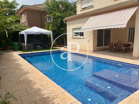 454 sqm house with Terrace and views in San Antonio de Benageber.The property has 5 bedrooms, 2 bathrooms, swimming pool, 2 parking spaces, air conditioning, fitted wardrobes, laundry room, balcony, garden, heating and storage room. Ref. VV2207050 Fe...