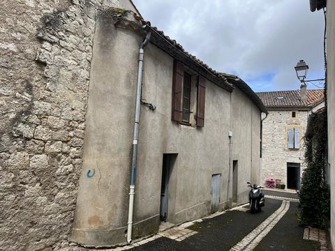 Welcome to this village house in Tournon D'Agenais - a project full of potential! This 58m² house offers a great opportunity to completely renovate it to your liking (subject to necessaru permissions)and transform it into your ideal pied-à-terre. Alt...