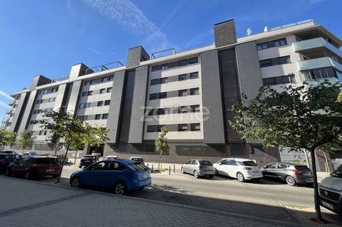 Identificação do imóvel: ZMES506417 Are you looking for an excellent investment opportunity? We offer you this magnificent place, with a high profitability. It is located on the ground floor of a residential building. The property has 95 m2. It is di...