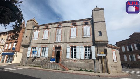 DIVISIBLE AND DEVELOPABLE BUILDING Nailloux center with optimal visibility. Ideal for creating a large home, apartments, a business or a project that would combine everything. This beautiful and large historic building in the village is located in Zo...