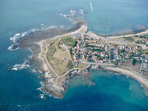 A 150 M des plages et de la pointe Saint-Gildas, Maison neuve avec VUE MER d'une surface habitable de 87,60 m² avec studio indépendant (potentiel locatif ) comprenant: hall d'entrée, salon cuisine donnant sur balcon 7,33 m² , salle d'eau (douche à l'...