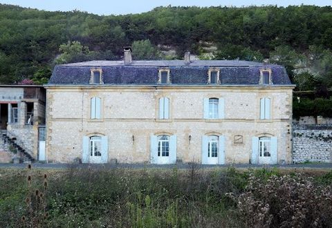 Maison en pierre de 228 m2 avec 4 chambres, piscine, garage et grand sous-sol à aménager. A 2 mn des commerces cette bâtisse en pierre comporte 3 niveaux sur un terrain de 1718 m2. En rez de jardin, le niveau principal comprend un vaste salon de 40 m...