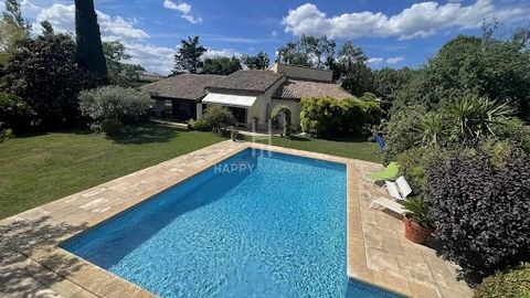 Propriété et maison d'architecte réalisée en 2000 sur un parc arboré et ombragé de 3 000 M2, avec de beaux matériaux anciens (Tuiles anciennes, briques rouge et platre, cheminée en pierre, poutres anciennes...). Dès l'arrivée dans le parc, vous serez...